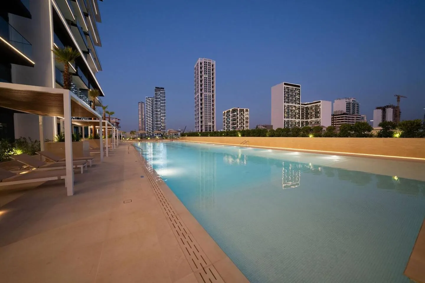 Modish 2Br High-Rise Haven W Private Pool! Apartment Dubai