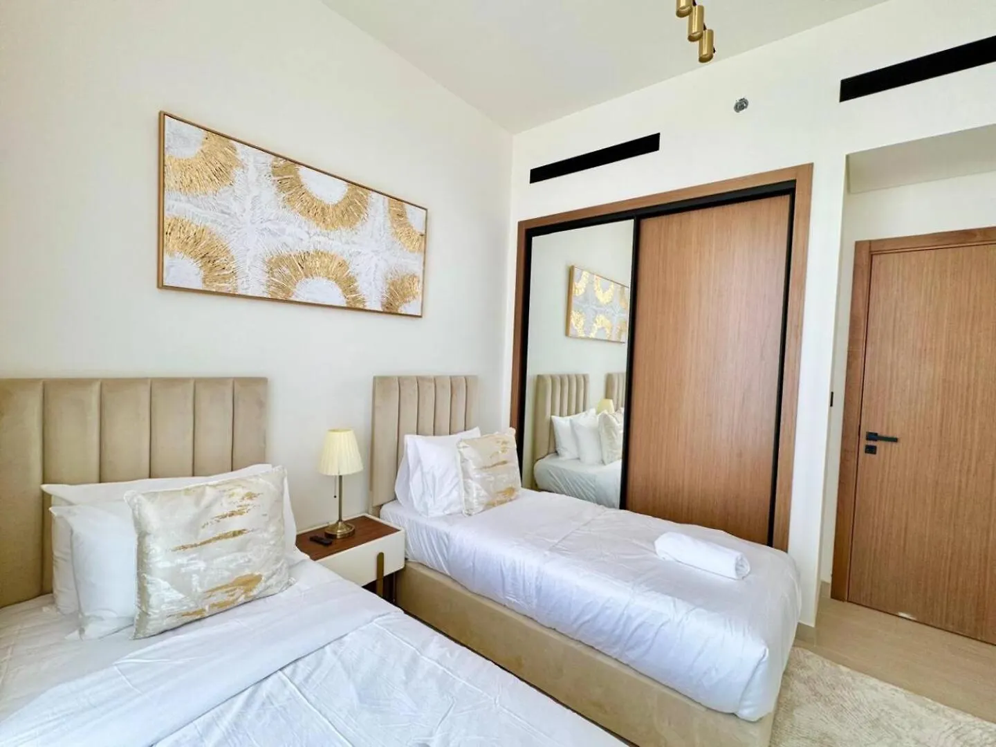 Modish 2Br High-Rise Haven W Private Pool! Apartment Dubai