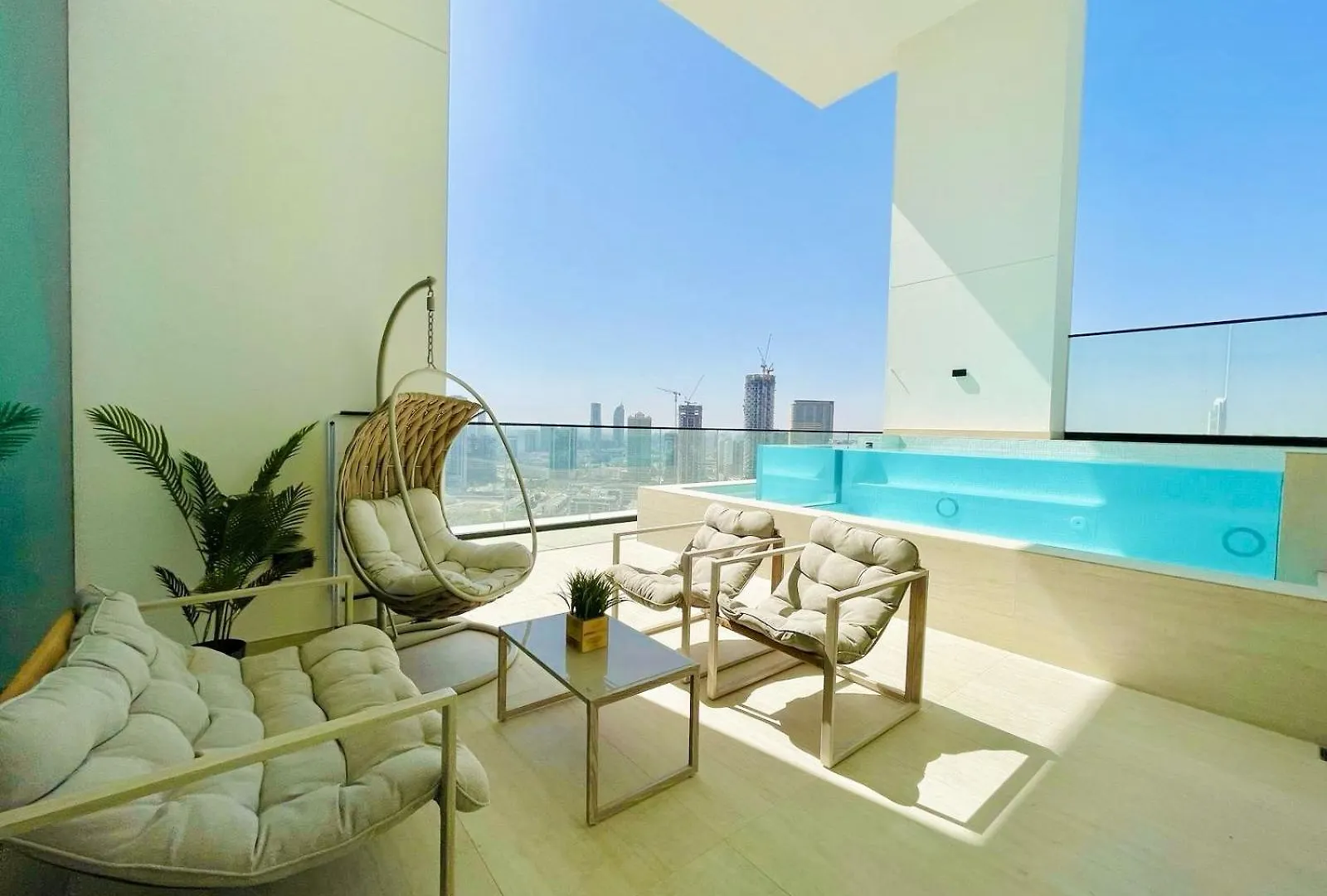 Modish 2Br High-Rise Haven W Private Pool! Apartment Dubai