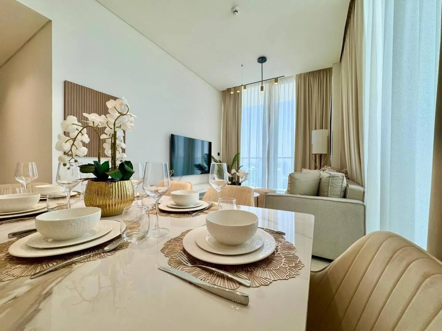 Modish 2Br High-Rise Haven W Private Pool! Apartment Dubai