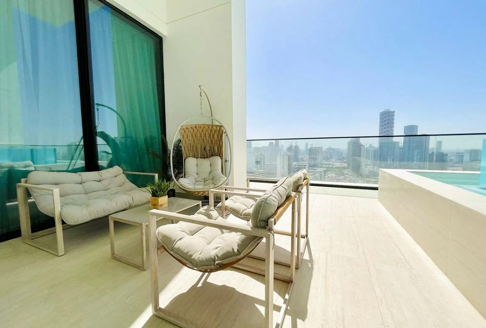Modish 2Br High-Rise Haven W Private Pool! Apartment Dubai