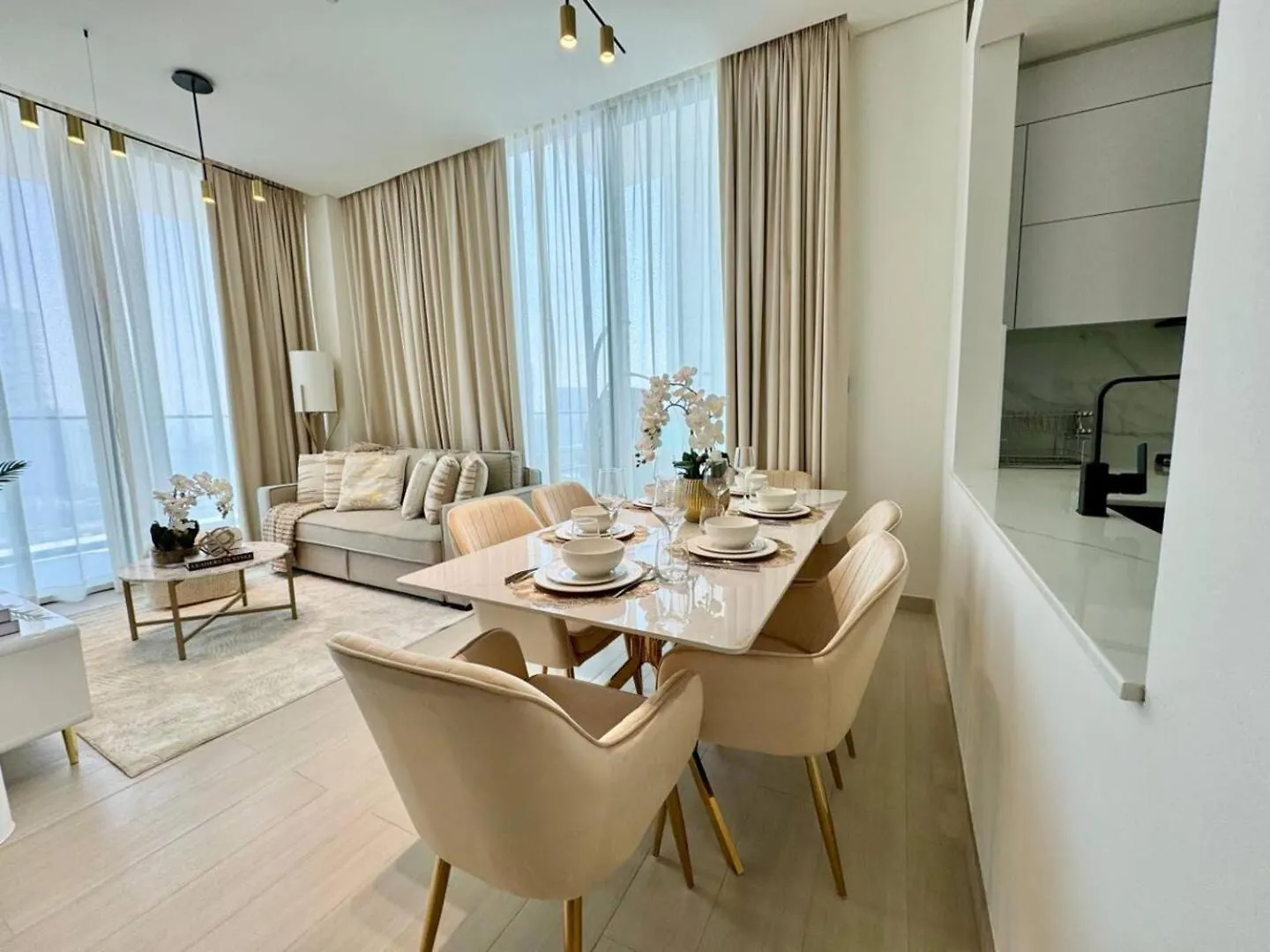 Modish 2Br High-Rise Haven W Private Pool! Apartment Dubai