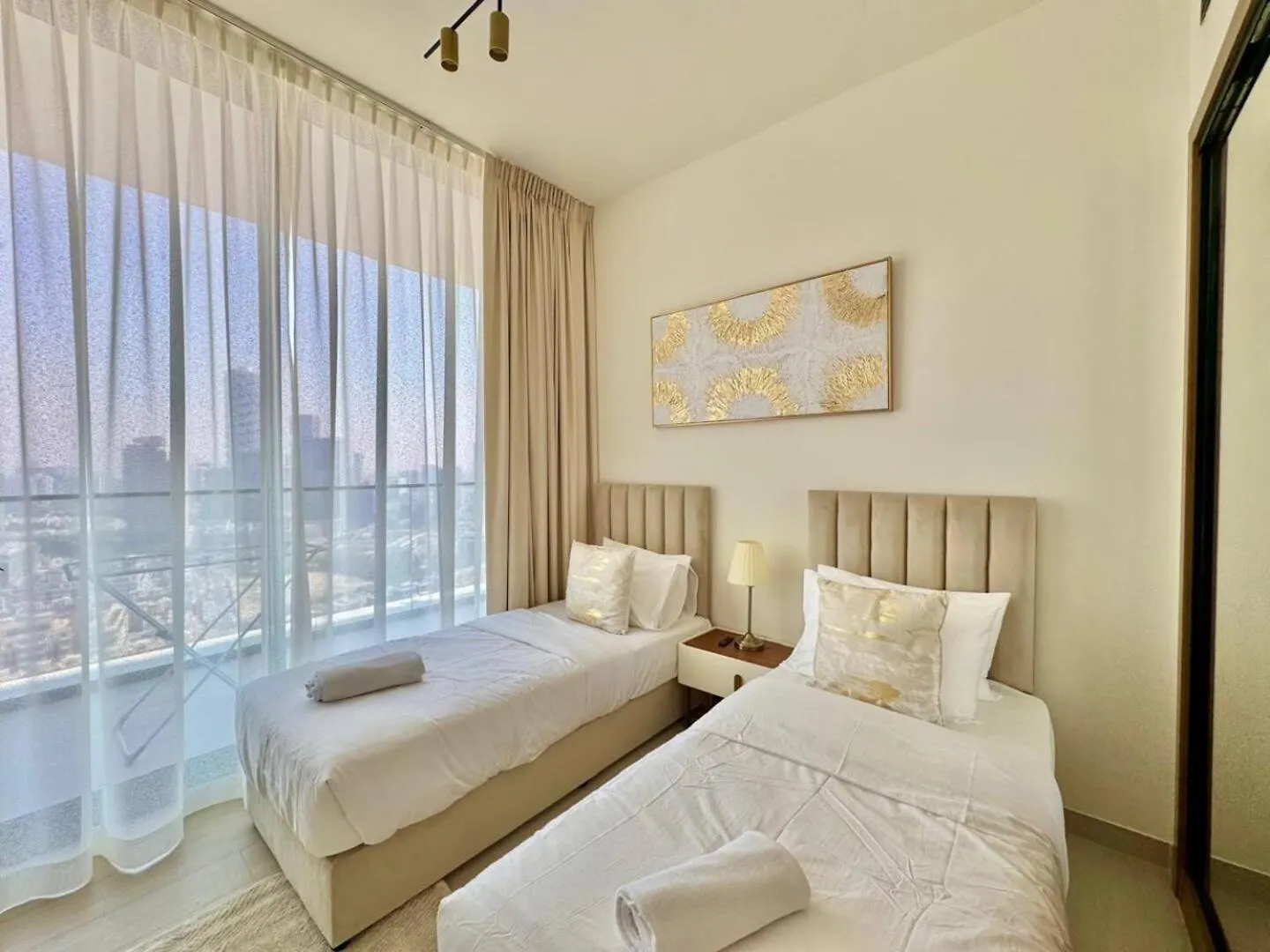 ドバイElegant 2Br Jvc Private Pool, Balcony & Parkingアパートメント ドバイ