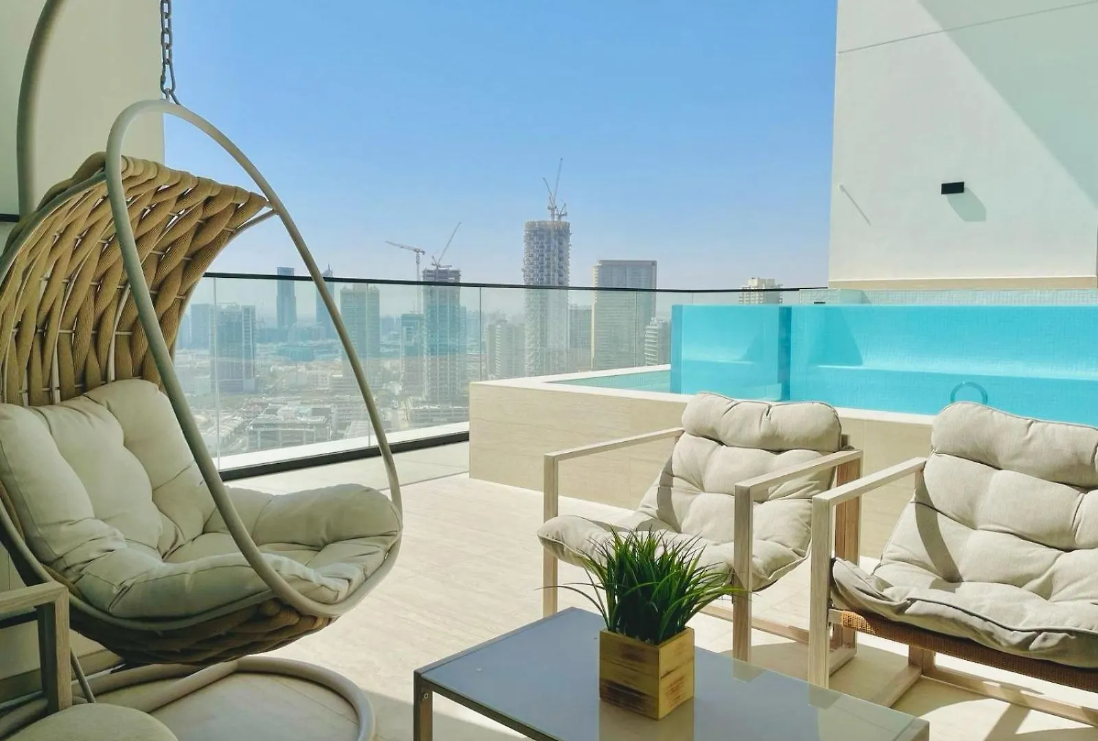 ドバイElegant 2Br Jvc Private Pool, Balcony & Parkingアパートメント
