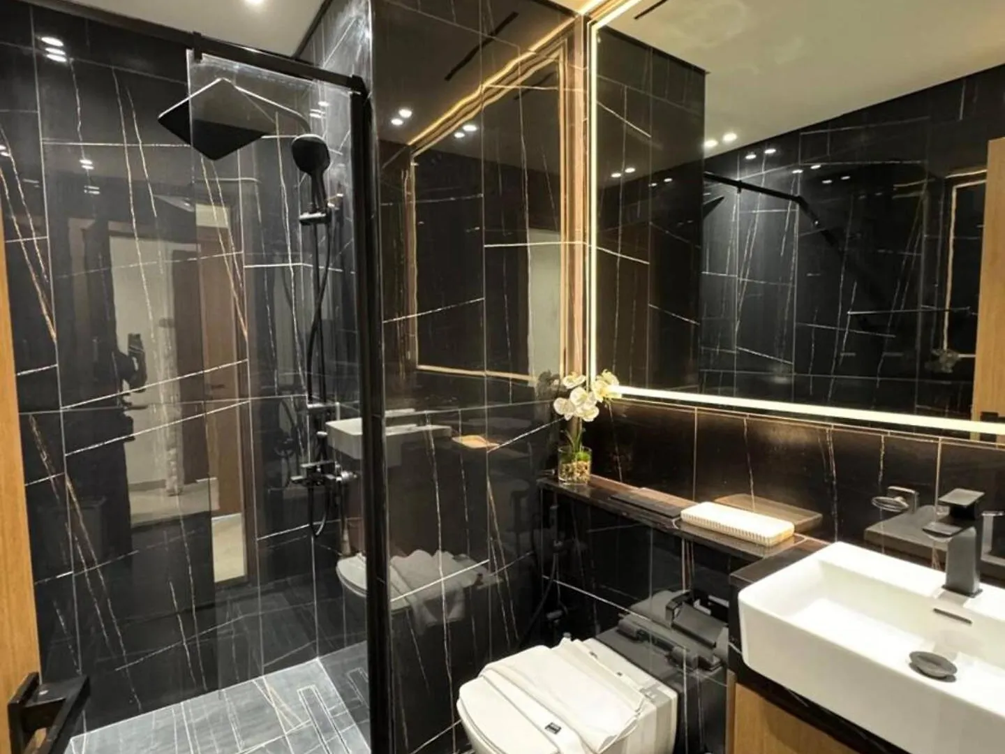 ドバイElegant 2Br Jvc Private Pool, Balcony & Parkingアパートメント