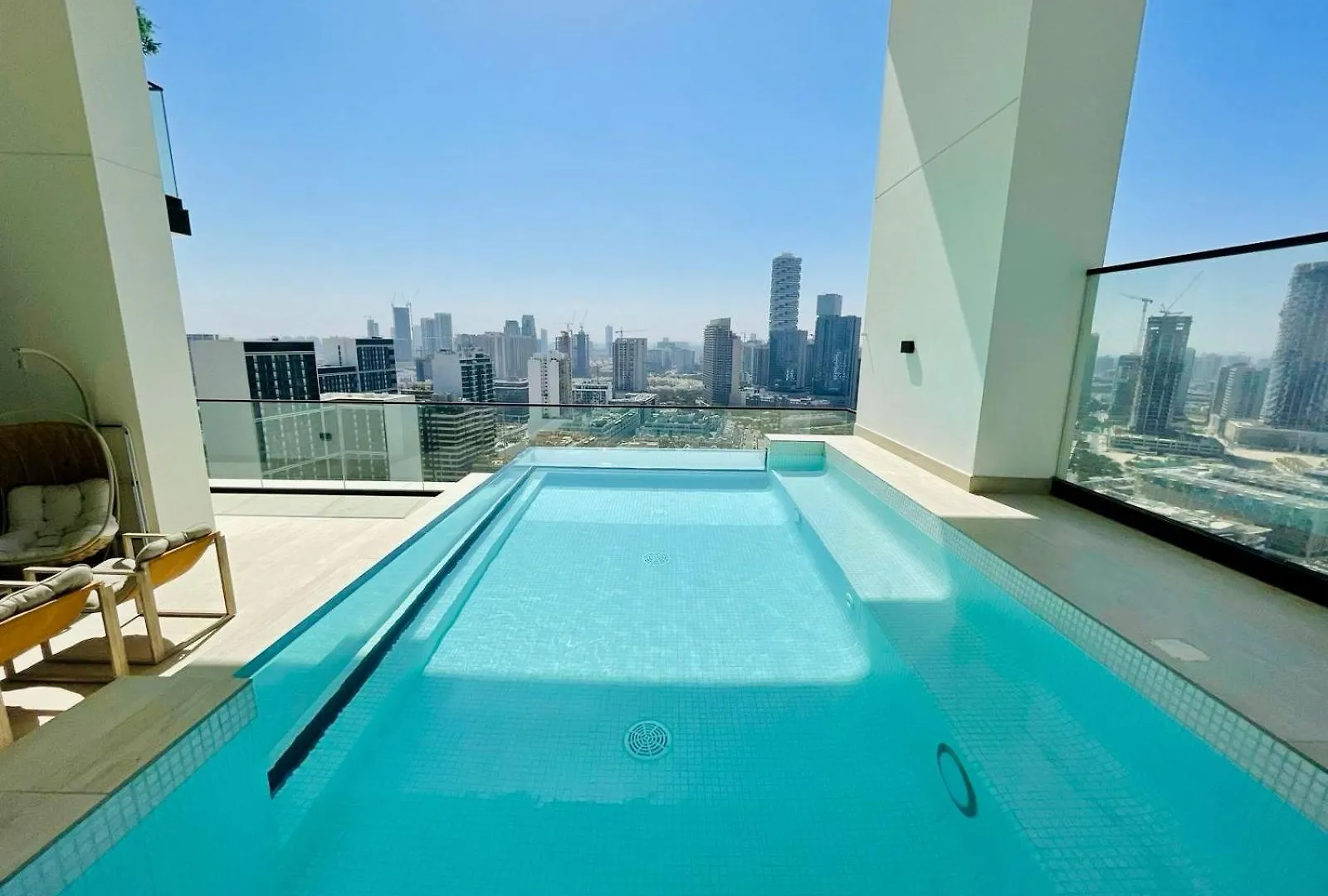 Modish 2Br High-Rise Haven W Private Pool! Apartment Dubai