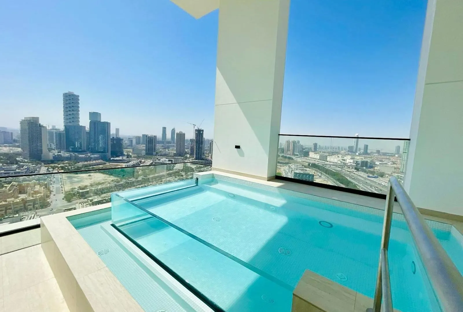 Modish 2Br High-Rise Haven W Private Pool! Apartment Dubai