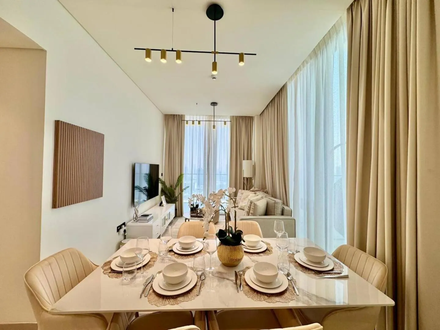 Modish 2Br High-Rise Haven W Private Pool! Apartment Dubai
