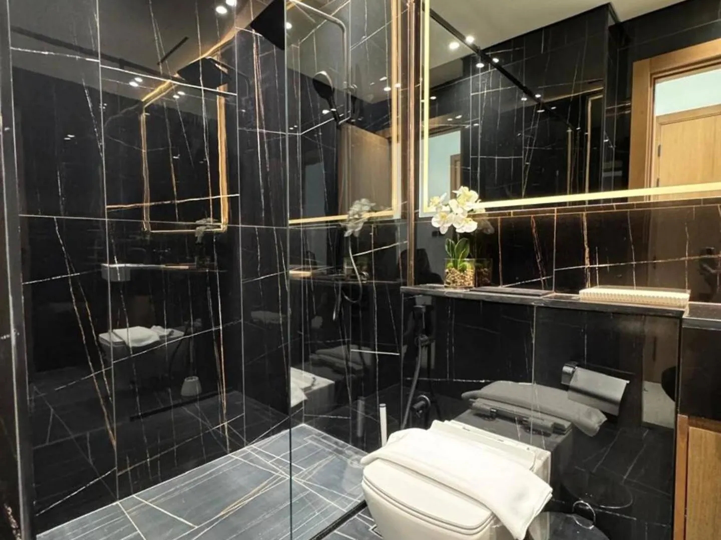 Modish 2Br High-Rise Haven W Private Pool! Apartment Dubai
