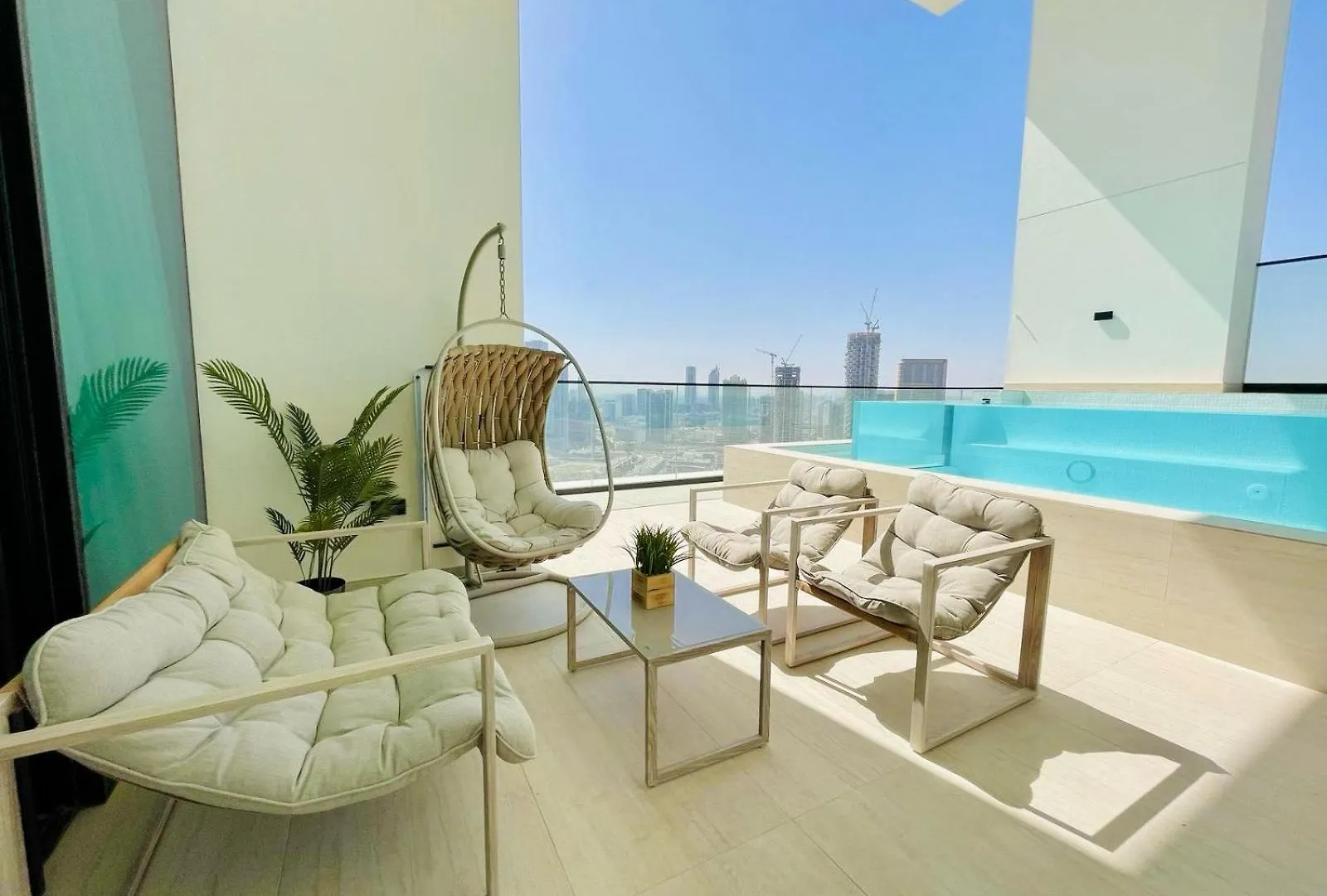 Modish 2Br High-Rise Haven W Private Pool! Apartment Dubai
