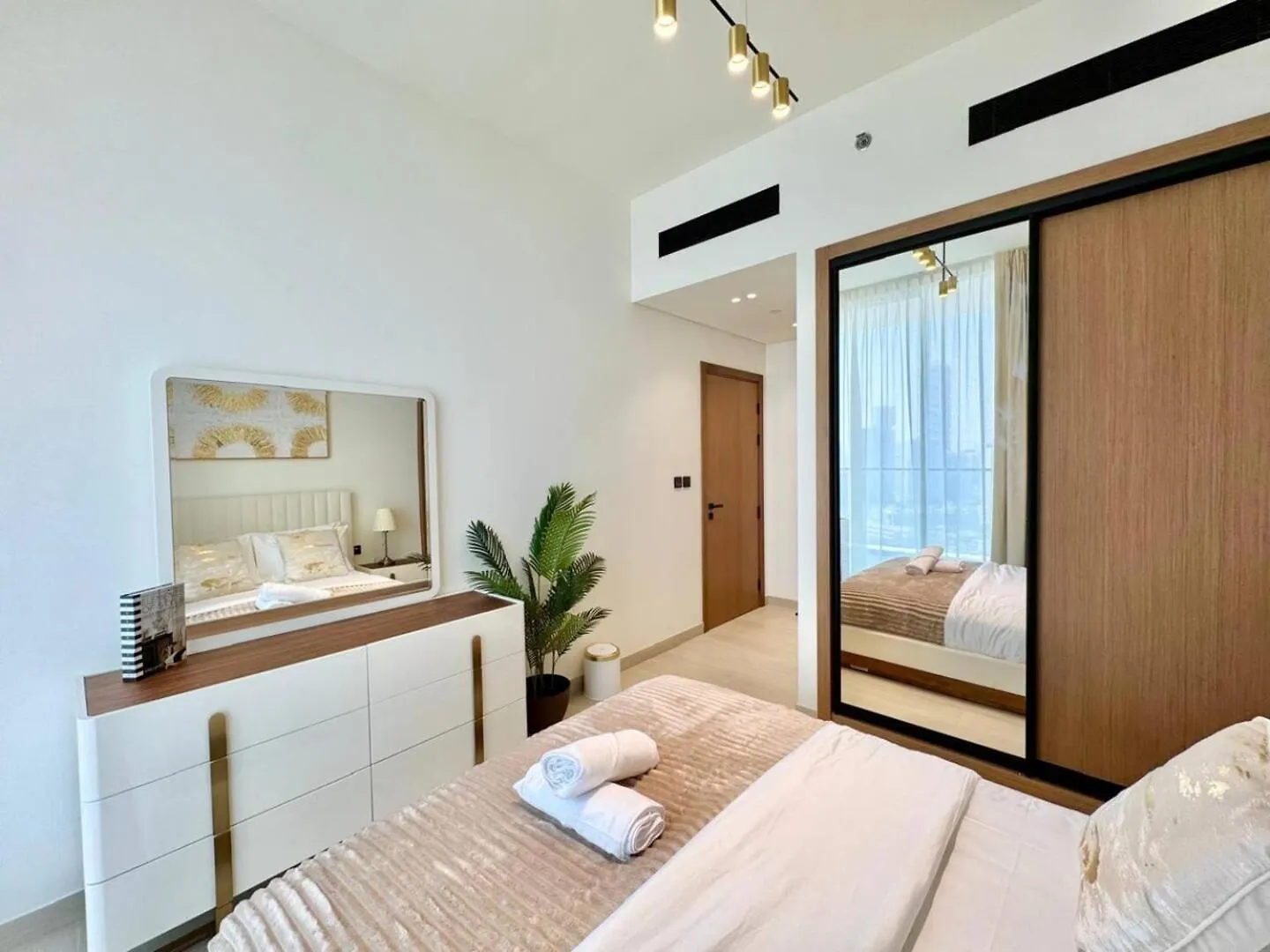 Modish 2Br High-Rise Haven W Private Pool! Apartment Dubai