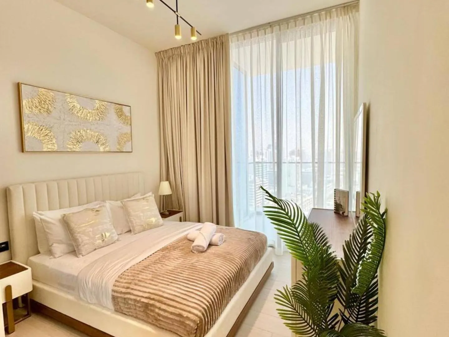 Modish 2Br High-Rise Haven W Private Pool! Apartment Dubai