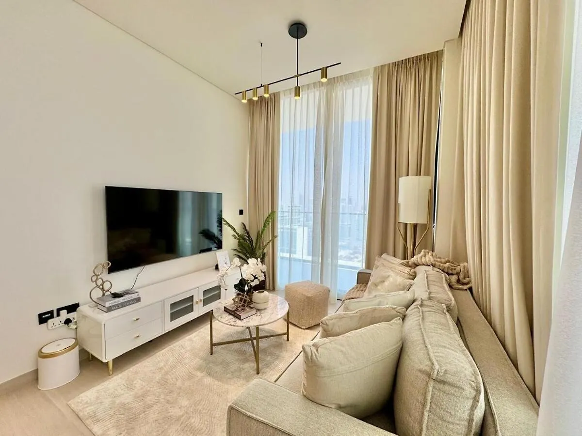 Modish 2Br High-Rise Haven W Private Pool! Apartment Dubai